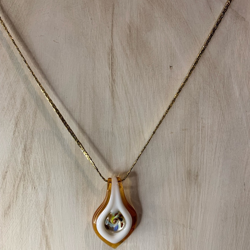 Elegant Gold and White Pendant Necklace